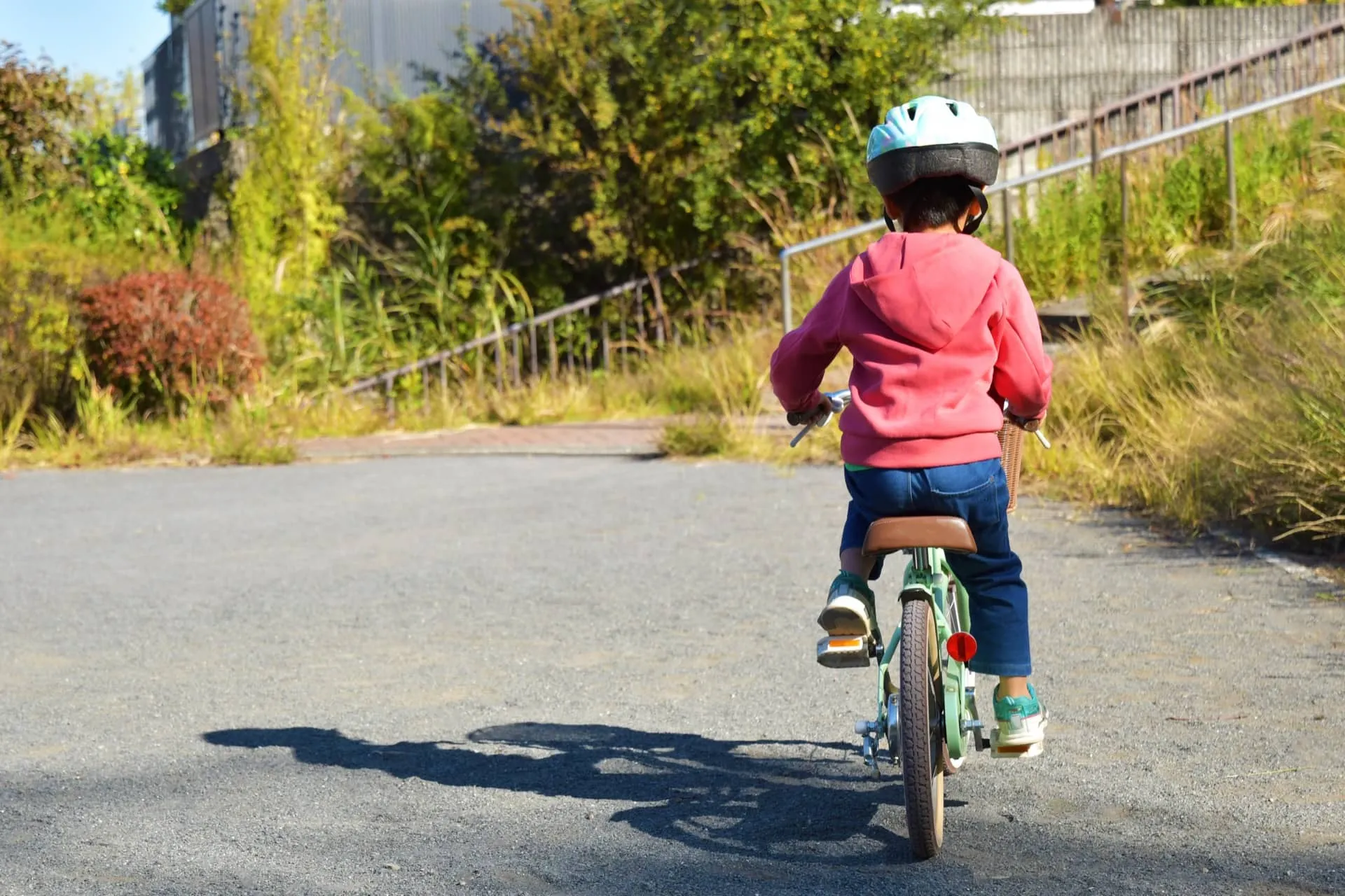 子供が自転車に乗っている様子